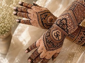 Ayushii mehndi artist