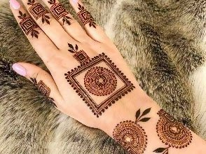 Krishna mehandi artist